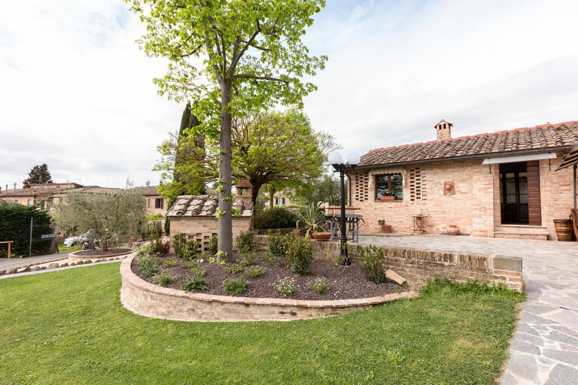 Ferienwohnung Asso Di Picche Siena Exterior foto